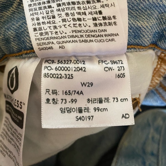 Vintage distressed Levi jean shorts - Picture 2 of 2